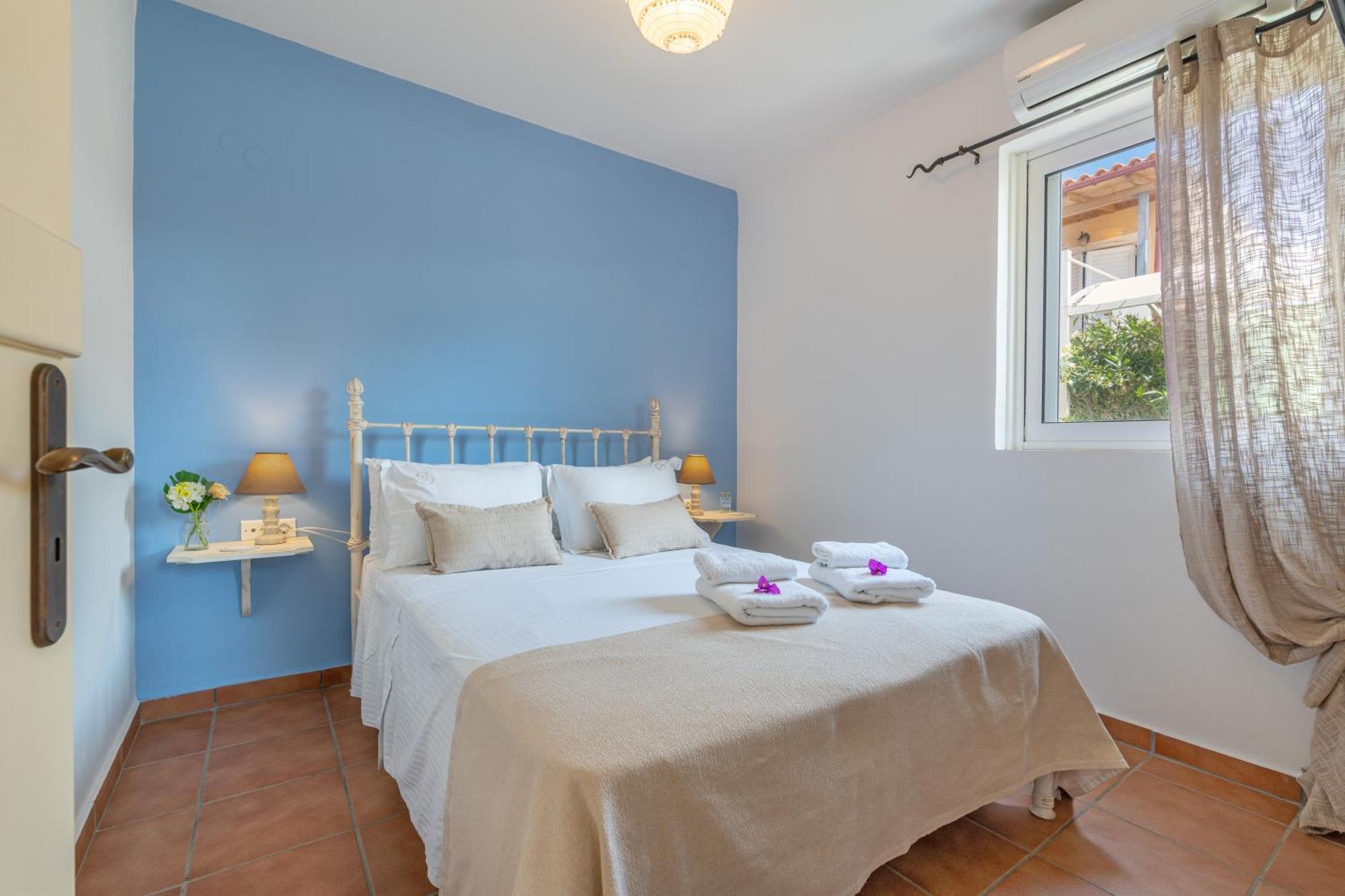 Niovi Seaview Apartments Agioi Apostoloi  Bagian luar foto